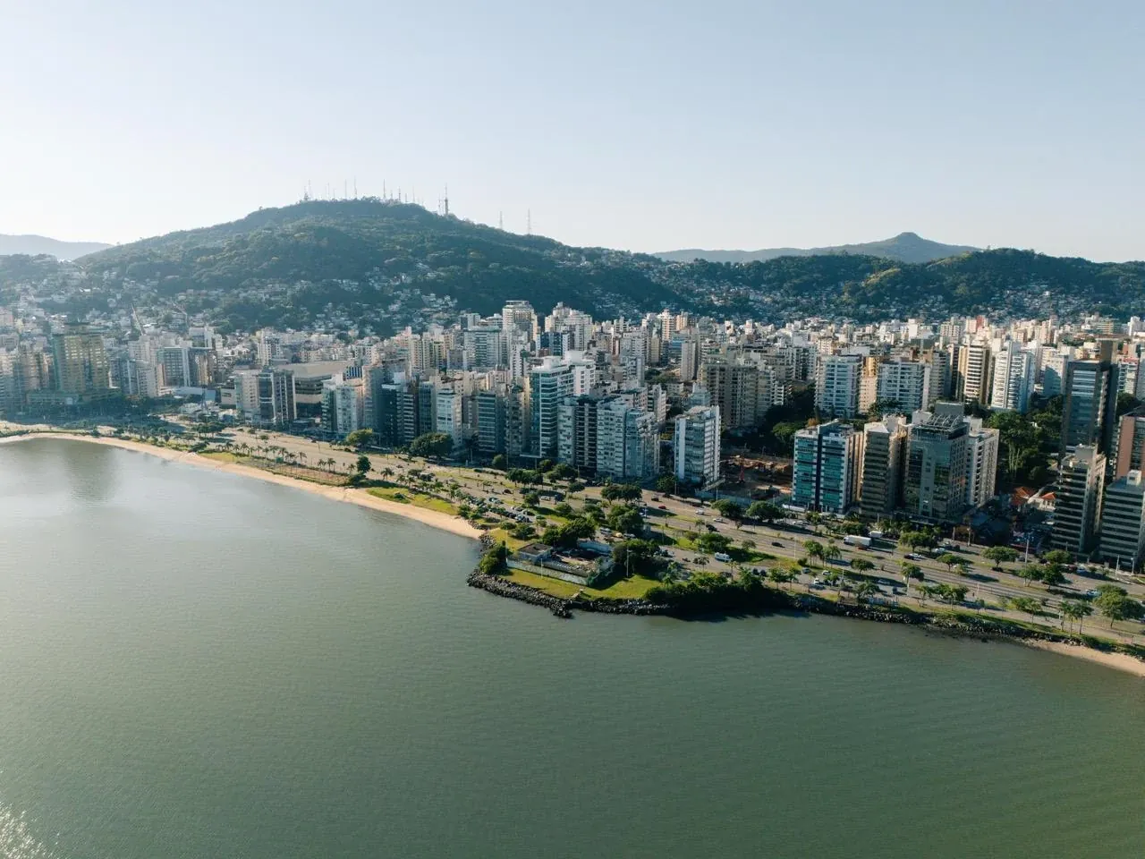 Vista aérea da Beira-Mar Norte e do Centro de Florianópolis