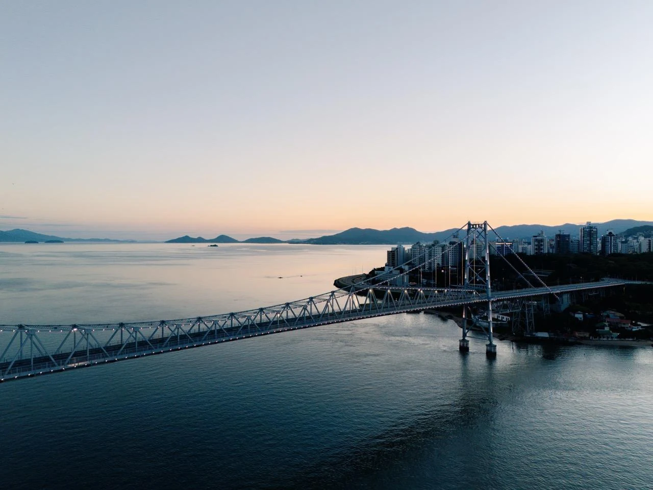 Pontes de Florianópolis ao entardecer, vistas do continente